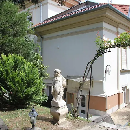 Nestled Romance, Buda'S Hilltop Heaven Budapest Exterior photo