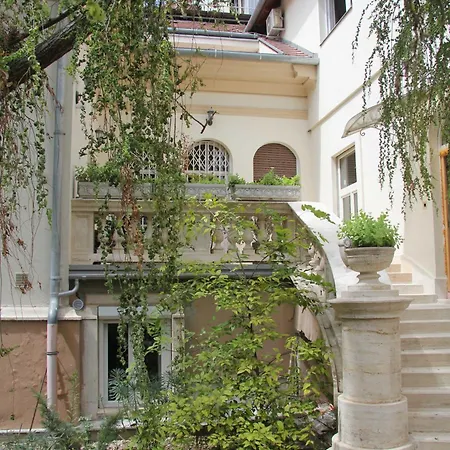 Nestled Romance, Buda'S Hilltop Heaven Budapest Exterior photo