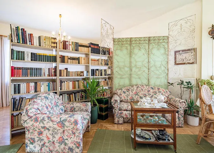Nestled Romance, Buda\'S Hilltop Heaven