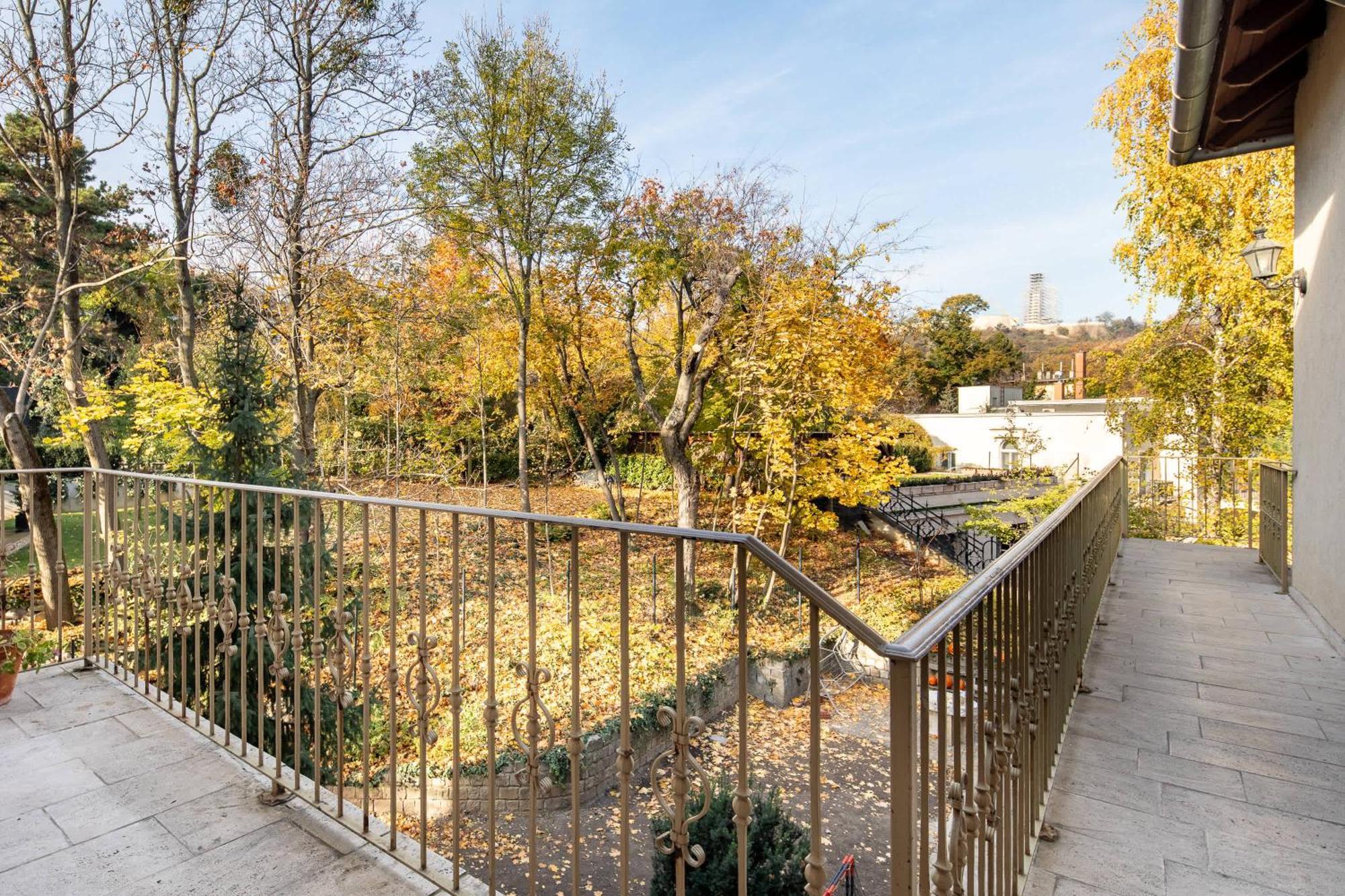 Nestled Romance, Buda's Hilltop Heaven Appartamento