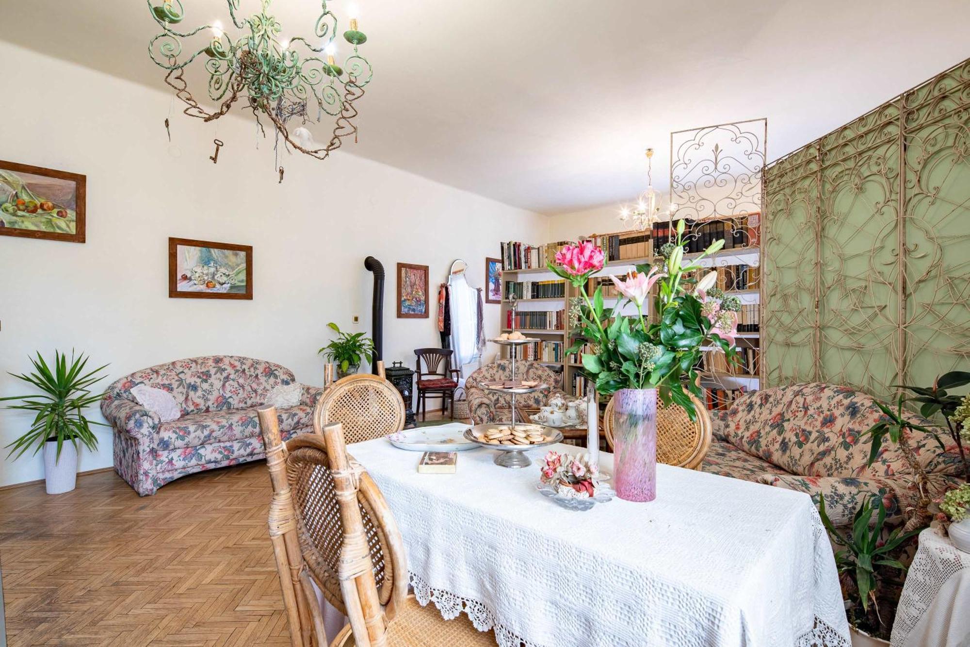 Nestled Romance, Buda's Hilltop Heaven