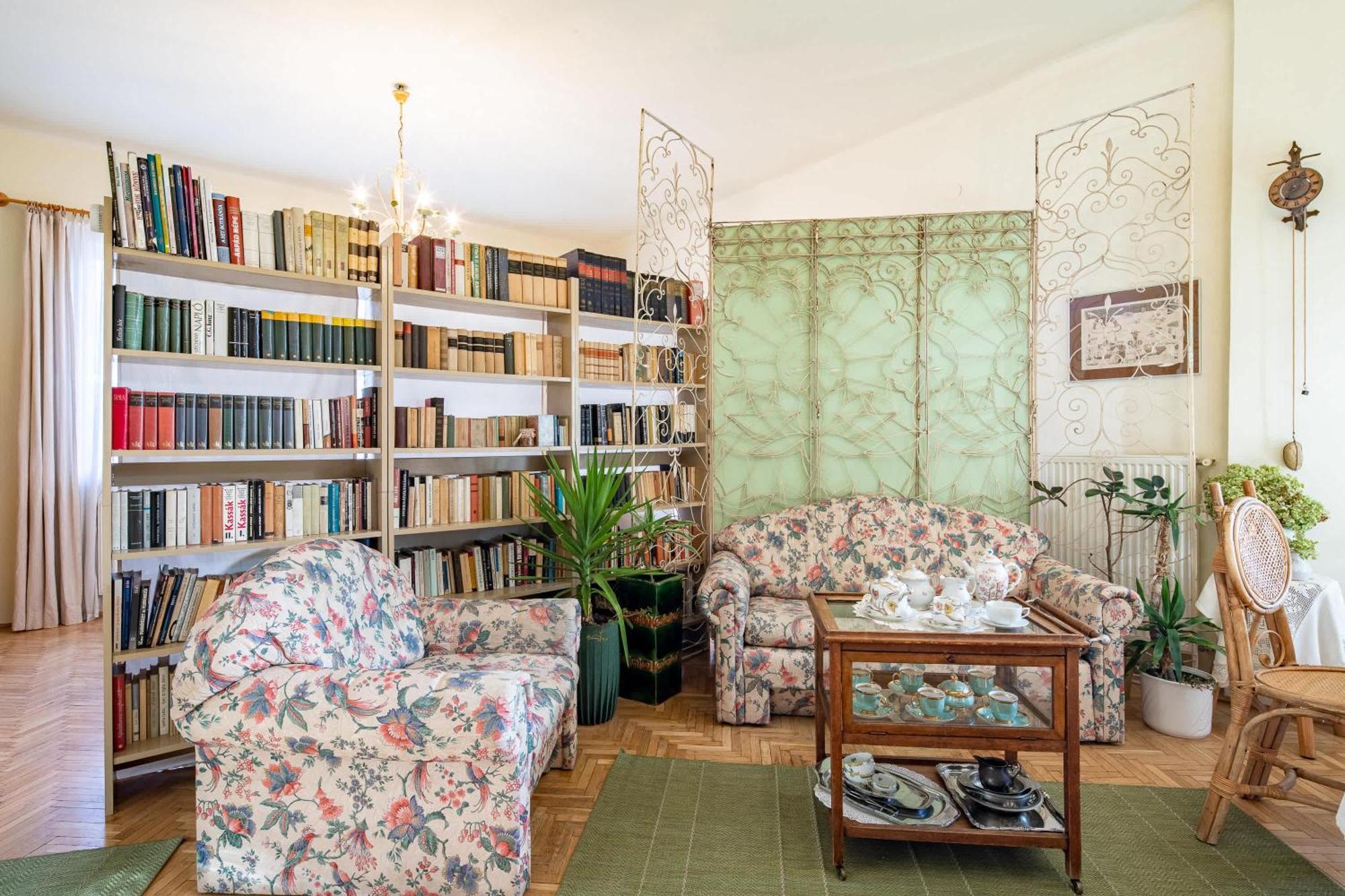 Nestled Romance, Buda's Hilltop Heaven Apartmán *