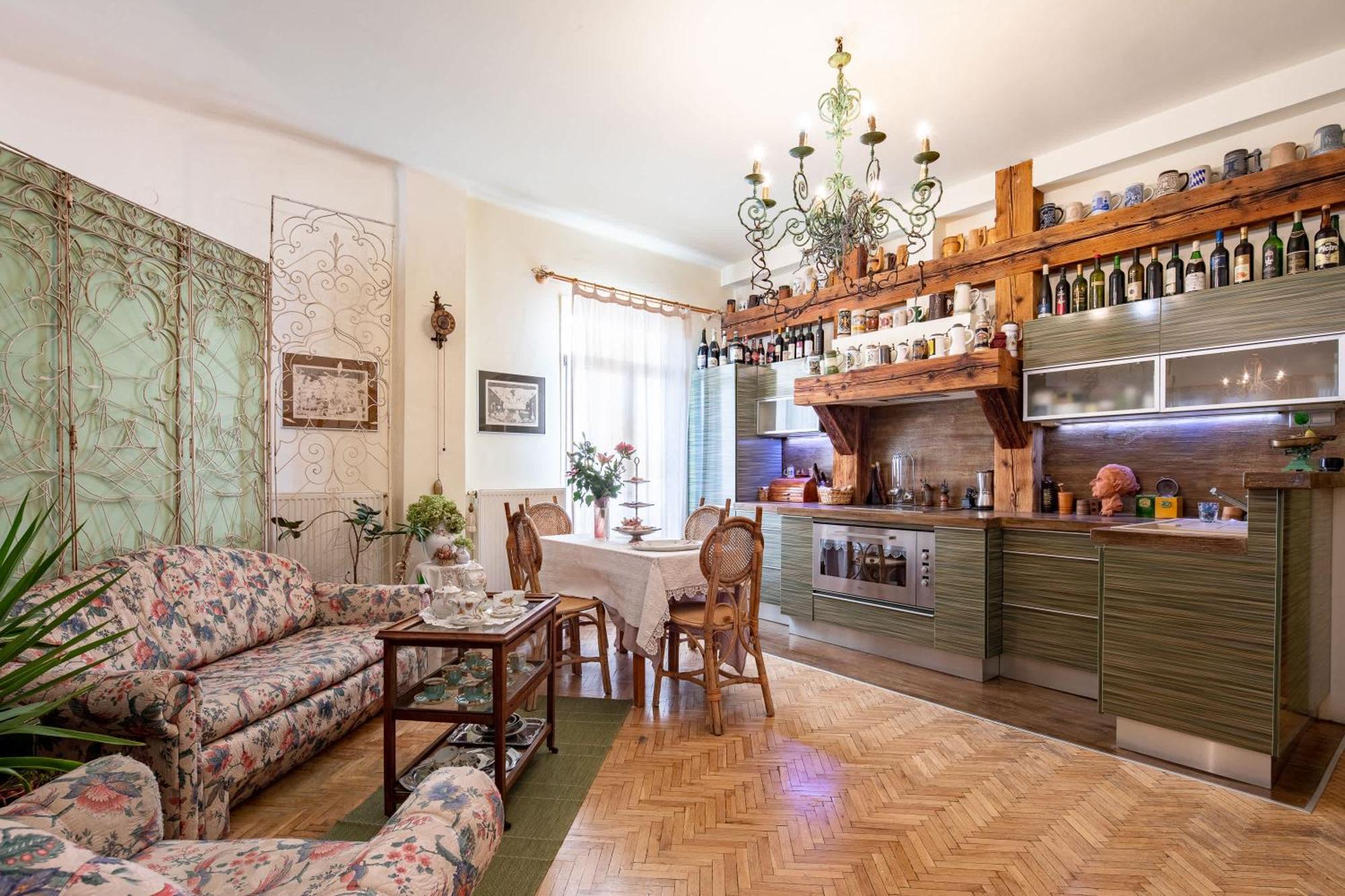 Nestled Romance, Buda's Hilltop Heaven Apartmán *