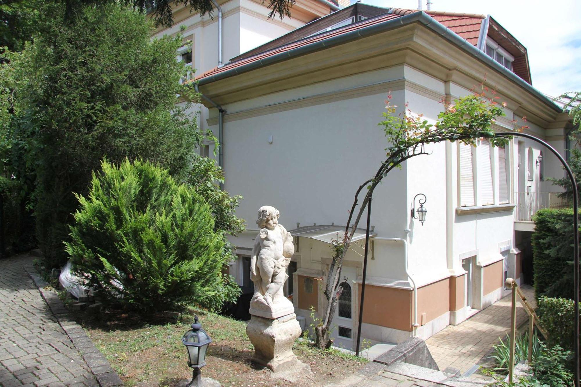 Nestled Romance, Buda's Hilltop Heaven * Budapešť