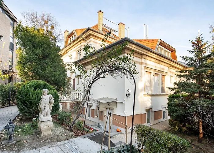 Nestled Romance, Buda\'S Hilltop Heaven