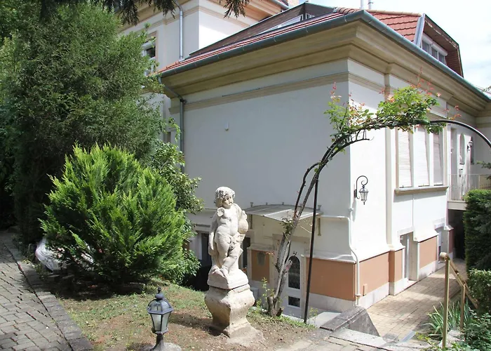 Nestled Romance, Buda\'S Hilltop Heaven