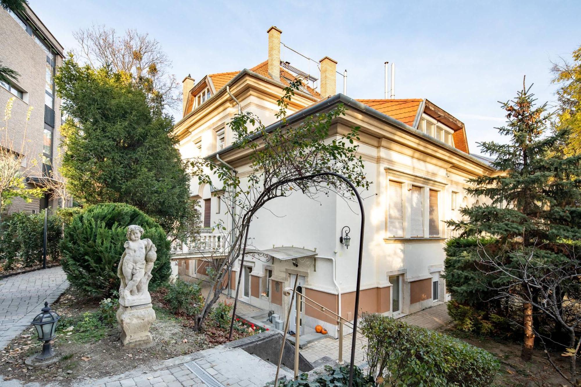 Nestled Romance, Buda's Hilltop Heaven Апартаменти