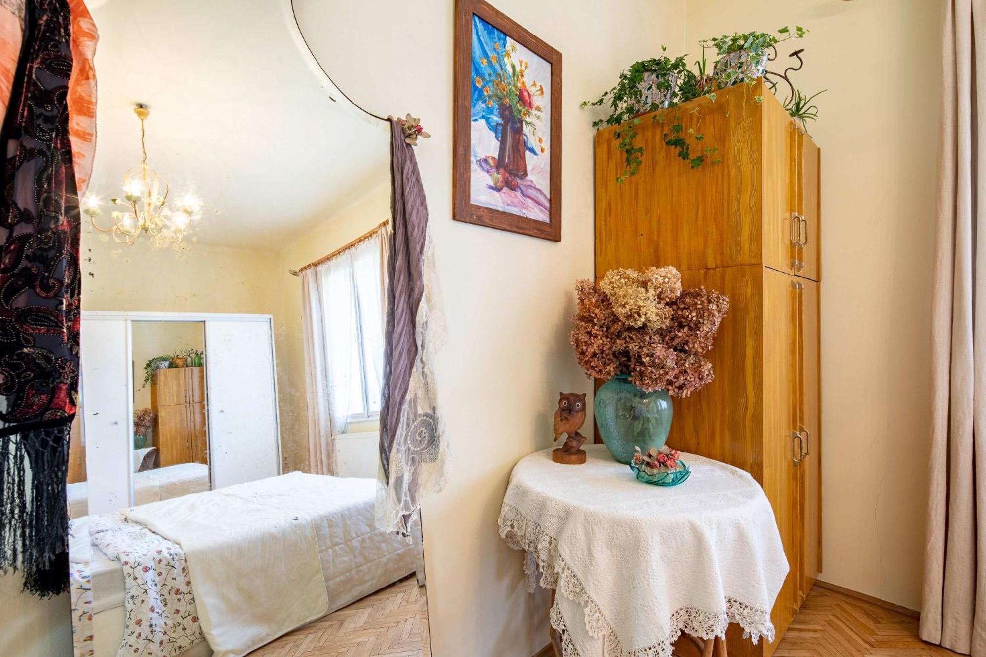 Nestled Romance, Buda's Hilltop Heaven