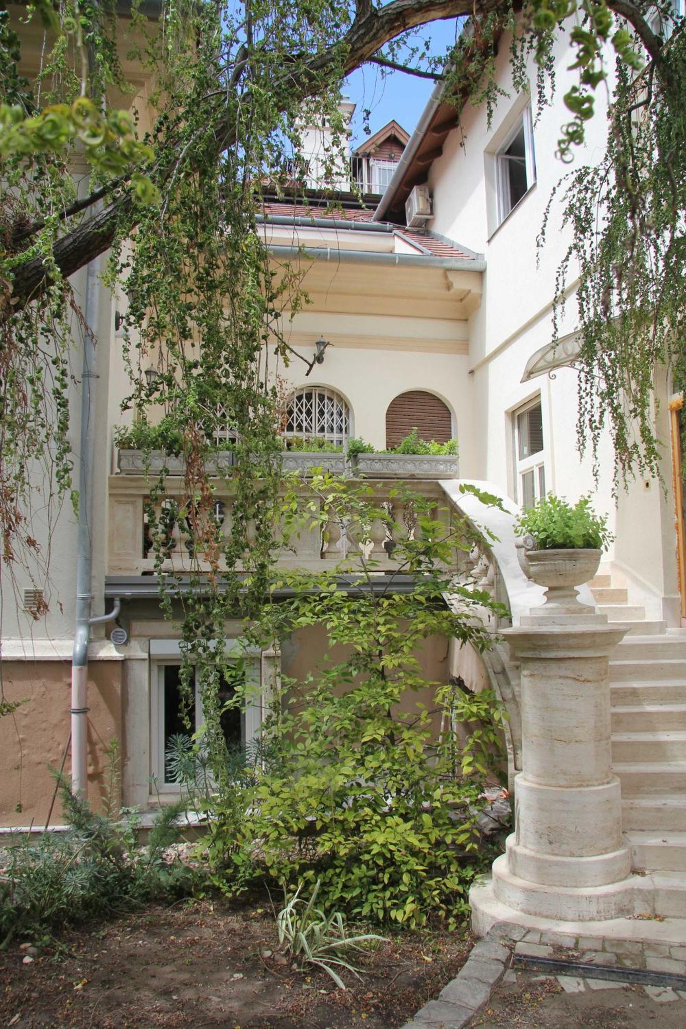 Nestled Romance, Buda's Hilltop Heaven * Будапешт